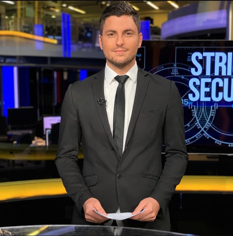 Alexandre Riahi sur un plateau de télévision